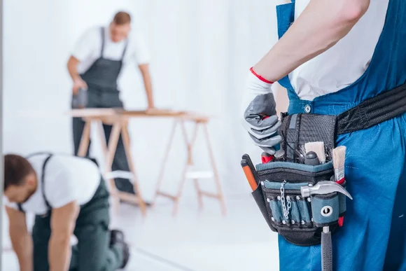 Person mit Werkzeuggürtel